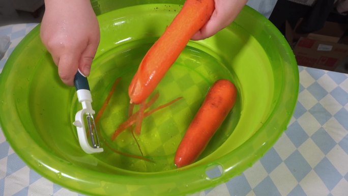 削皮刀给胡萝卜去皮 (1)