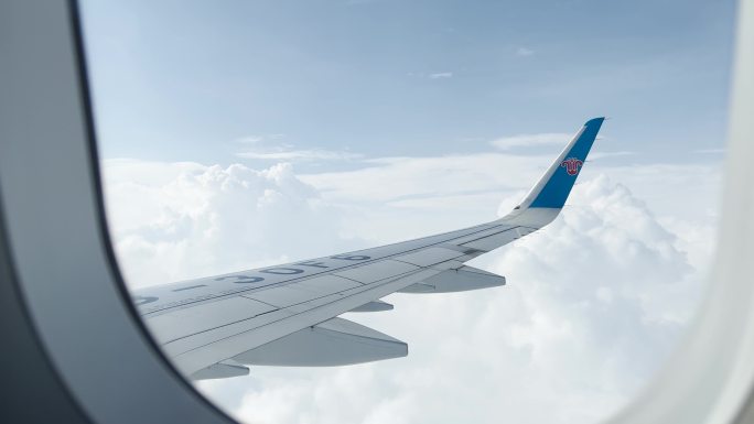 飞机窗户眺望云层