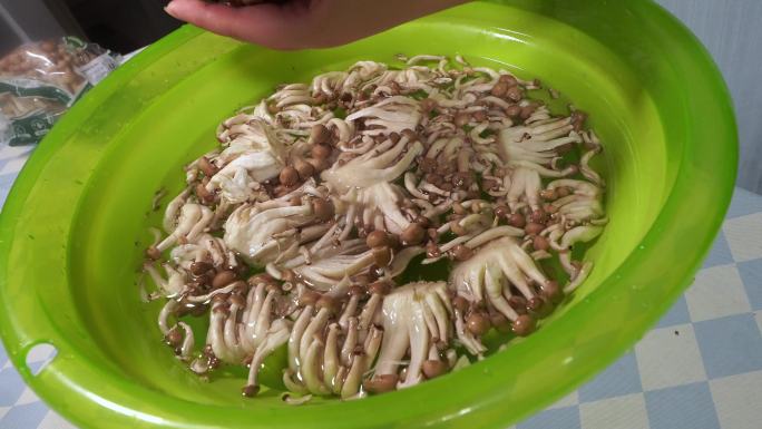 蟹味菇海鲜菇去根 (2)