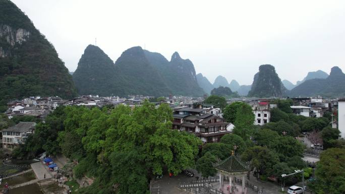 阳朔雨雾天气县城航拍