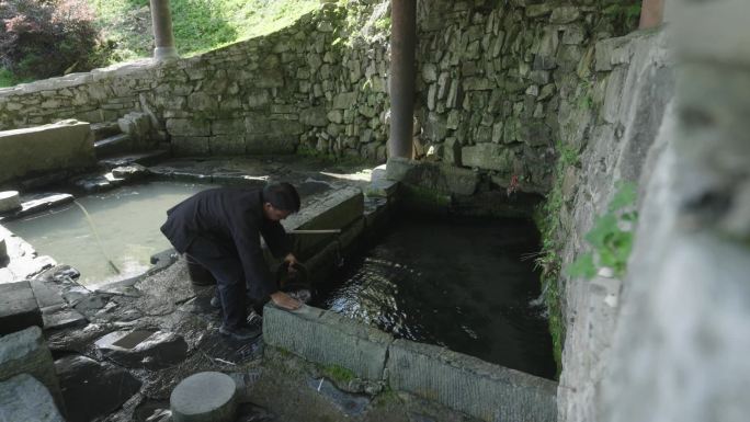 h男人挑扁担打水