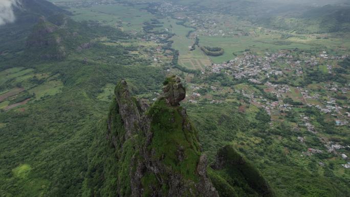 环绕俯拍险峻的山峰