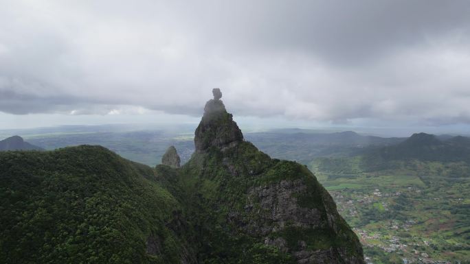 云雾缭绕的人形山峰