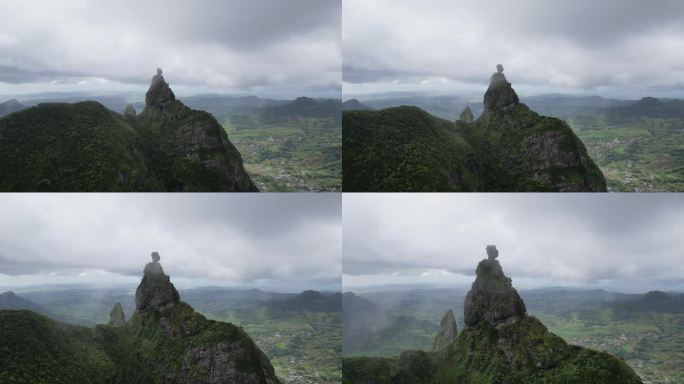 云雾缭绕的人形山峰