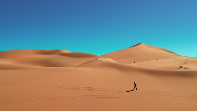 戈壁沙漠行走的人徒步航拍