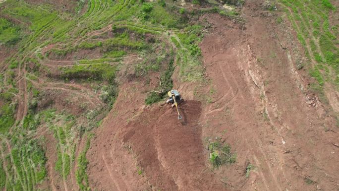 挖掘机在山里中工作