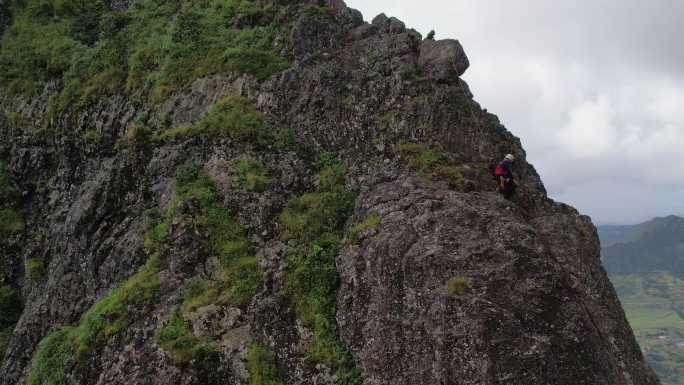 攀登险峻的山峰