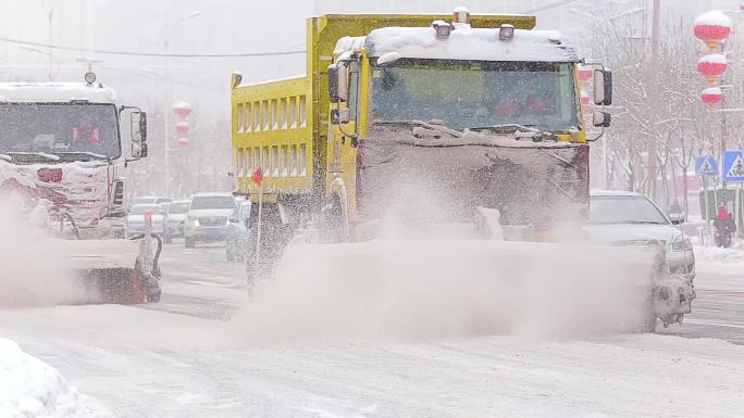 城市清雪车作业、人工清雪