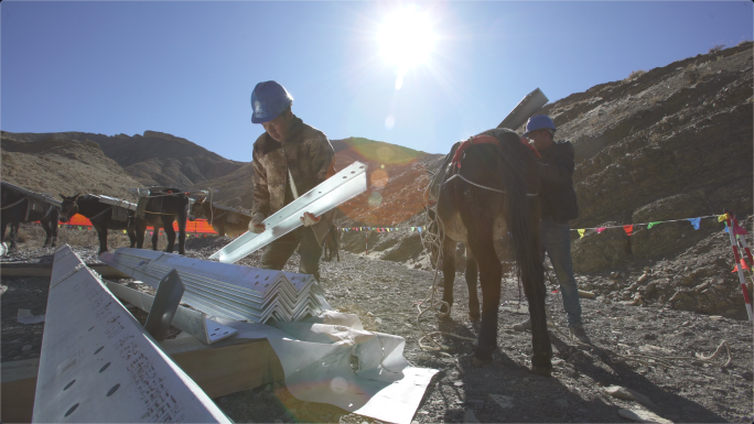 西藏电网电塔设施马帮运输画面