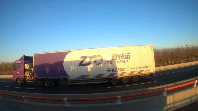 高速公路上行驶的物流车