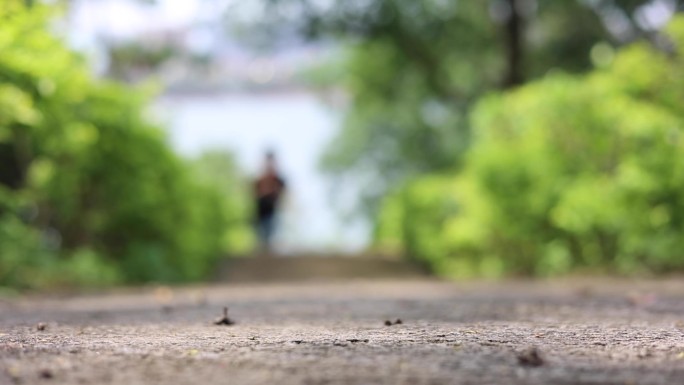 小男孩子奔跑小区跑步脚步特写