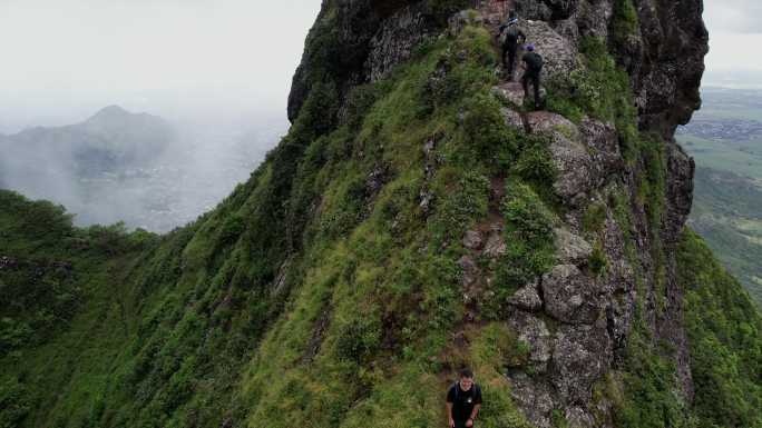 攀登险峻的山峰