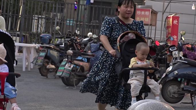 宝妈带娃遛弯