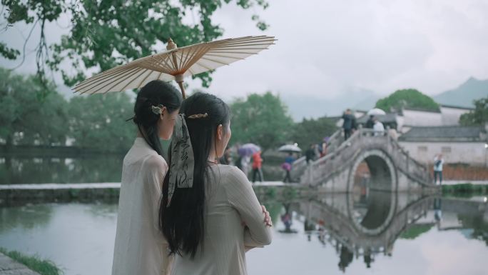 江南烟雨古城小镇汉服美女雨天打伞