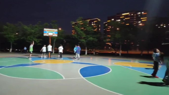 夜间户外篮球场