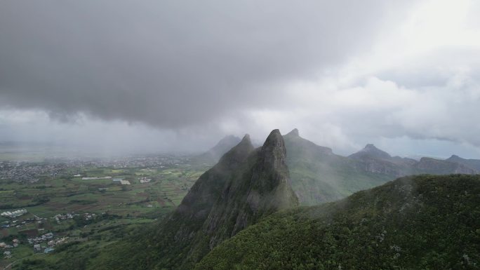 云雾缭绕中陡峭险峻的山脉