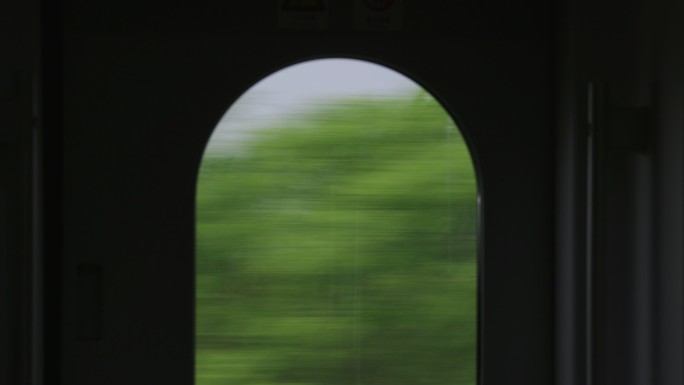行驶中的高铁窗户风景