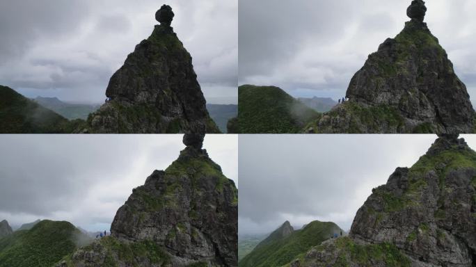 攀登险峻的人形山峰