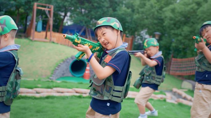 小朋友户外玩耍小学生操场玩耍玩游夏令营戏