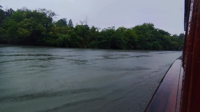 第一视角在游船上拍摄雨中的杭州西溪湿地