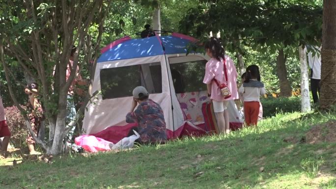 公园搭建帐篷1