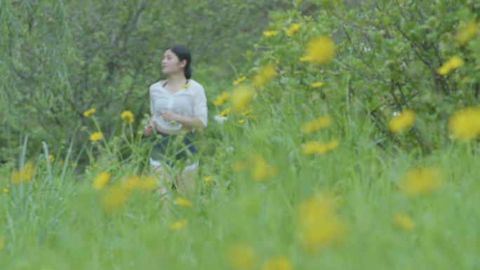 早晨女子在户外跑步 女子晨跑 享受大自然