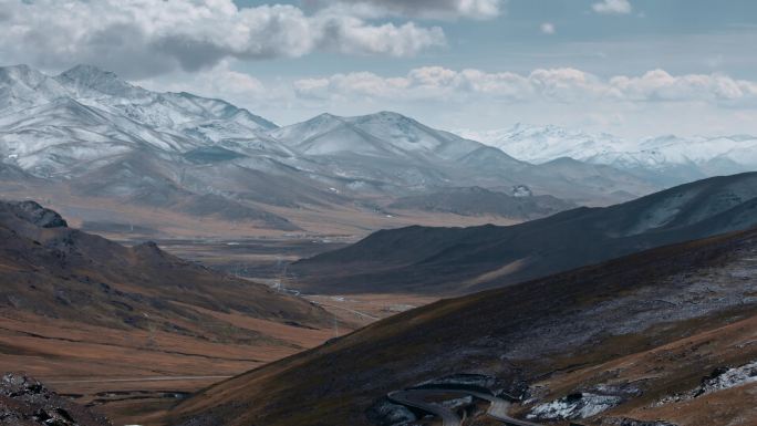 西藏旅游风光蓝天白云冈底斯山脉雪山达板
