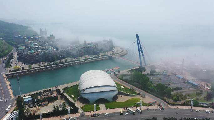航拍云雾下的大连星海广场