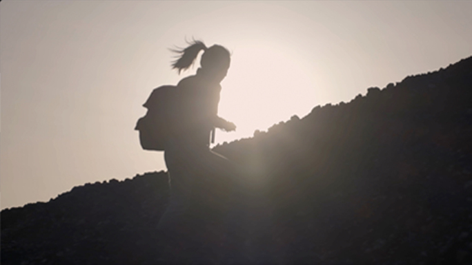 努力向前奋斗自由征服爬山攀登日出登顶女性