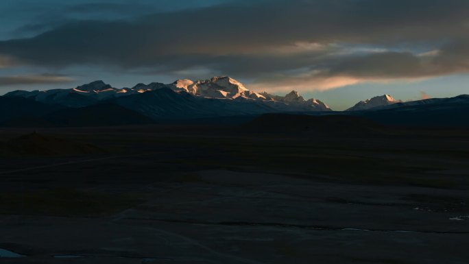 西藏旅游风光黄昏珠穆朗玛峰日落光影延时