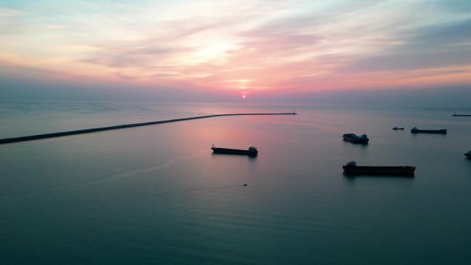 4K海上水面日出 游船前景