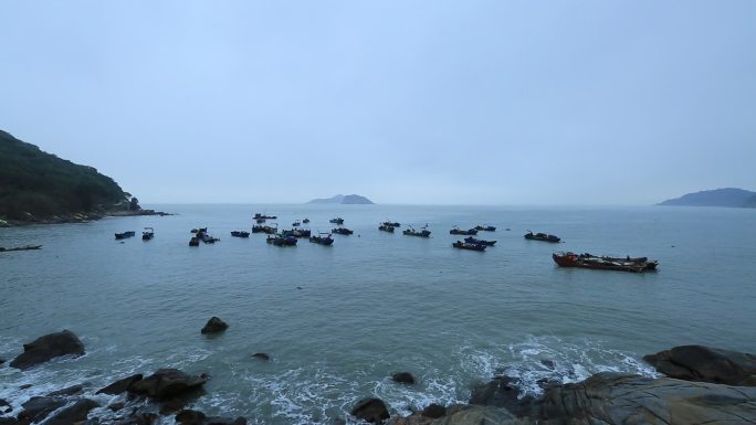 海边港湾内的小渔船
