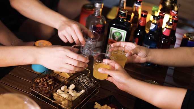 4k露营酒吧喝酒聚会