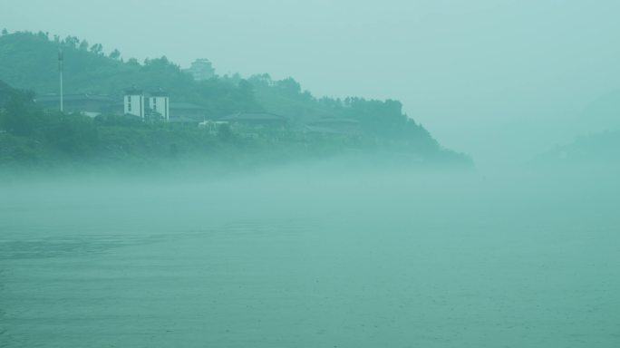 雨中船舶雾霾烟雨江面雨滴意境