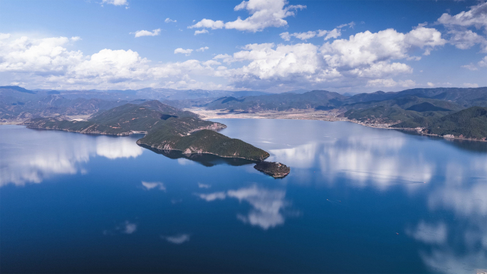 泸沽湖里务比岛