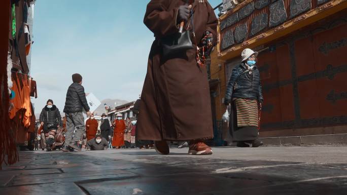 西藏旅游风光拉萨八廓街祈福游客磕头行人