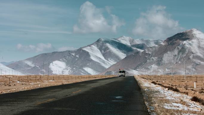 西藏旅游风光蓝天白云冈底斯山脉公路汽车