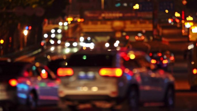 中国哈尔滨夜晚城市道路汽车交通虚化光斑