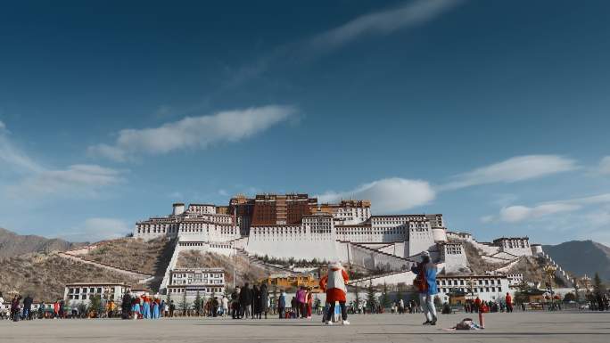 西藏旅游风光拉萨布达拉宫广场路灯游客