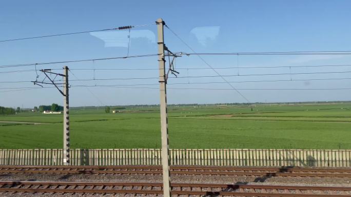火车、车窗、田野