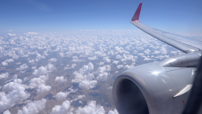 飞机窗外 高空云海 机翼