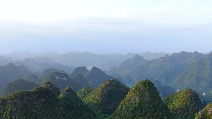 喀斯特地貌群山之中