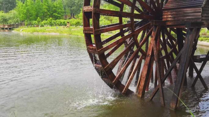 水车空镜-农田灌溉-池塘中的水车