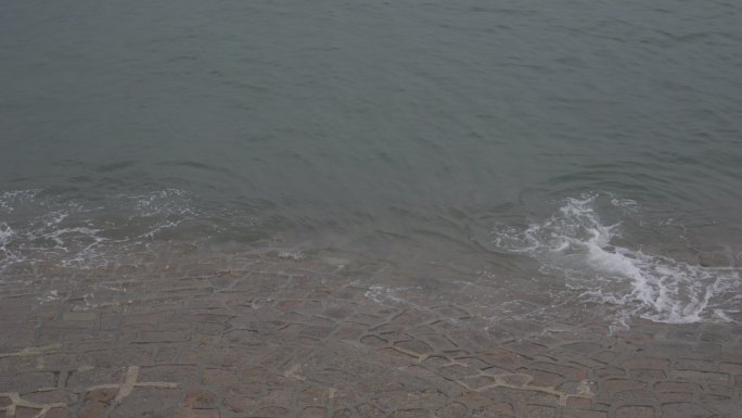 青岛海边海浪浪花