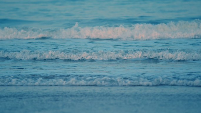 大海海浪拍打沙滩