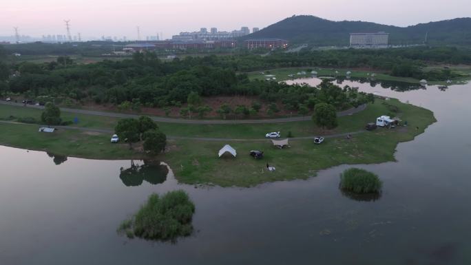 武汉蔡甸牛尾湖露营地航拍山水湖岸风景