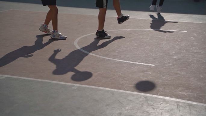 阳光校园学校操场上小学生打篮球