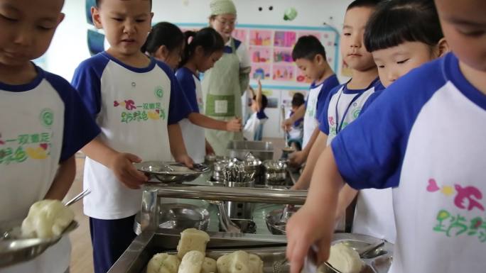 幼儿园小朋友吃饭 吃水果 加餐