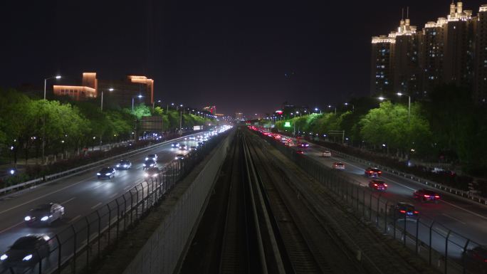 夜晚地铁旁高速路车流