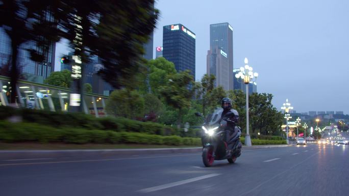 摩托车在现代都市街头骑行